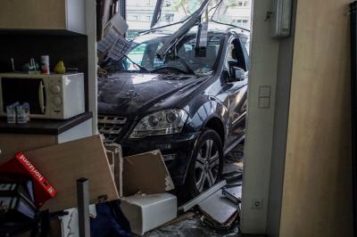 Stuttgart: SUV mit Vollgas ins Pfoertnerhaus